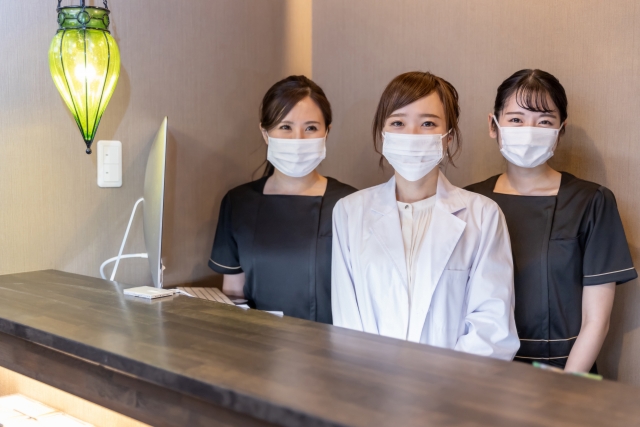 受付にいる女性
