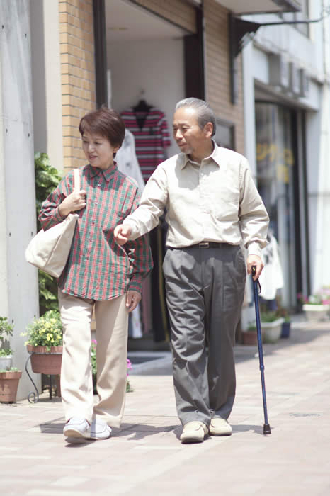 術後に夫婦で街を歩く男性