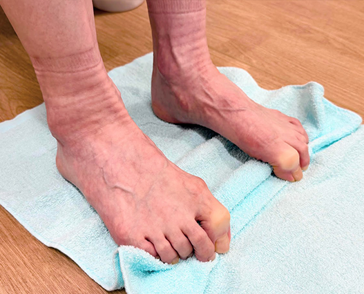 タオル寄せ運動をする足元の写真