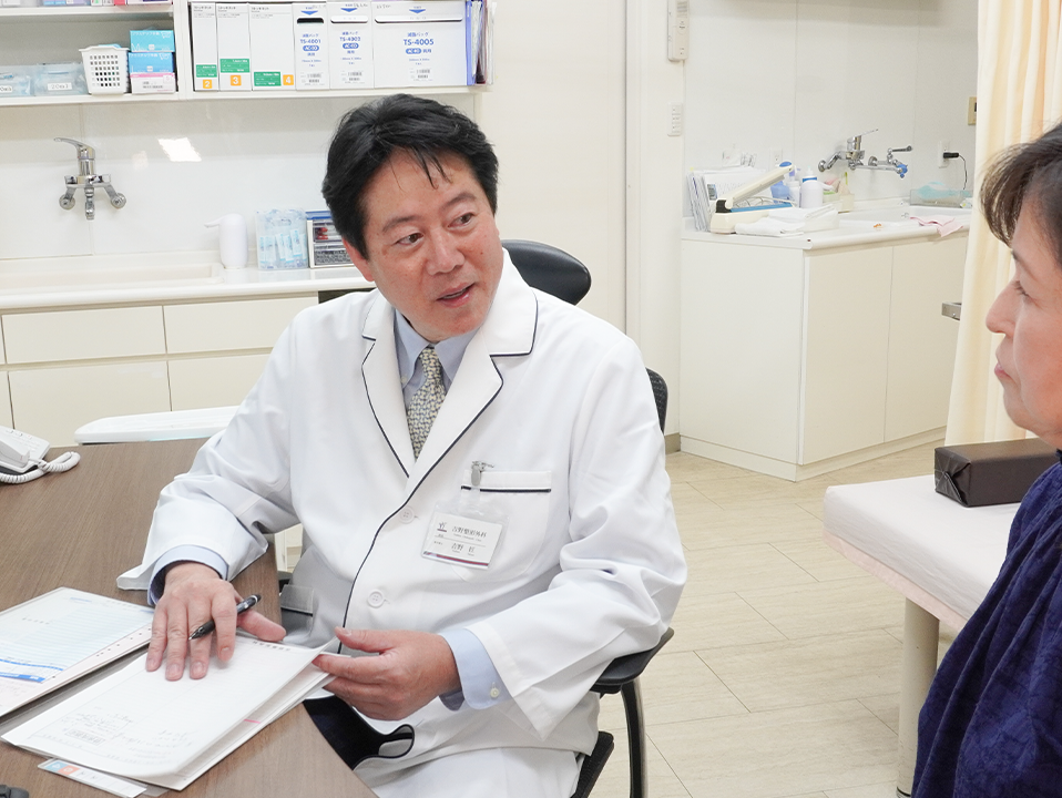 吉野院長が診察室で診察を行う様子