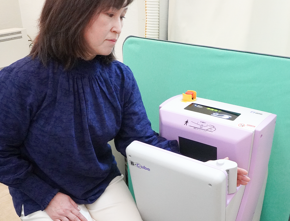 患者さんが骨密度の測定をする様子