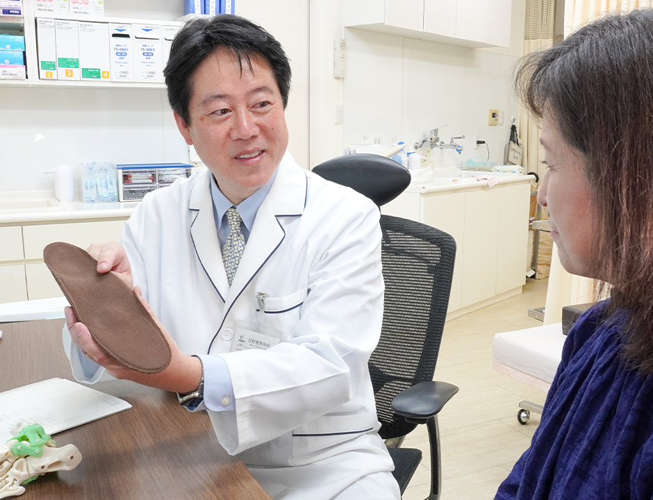 吉野院長が検査結果と診断を説明している様子