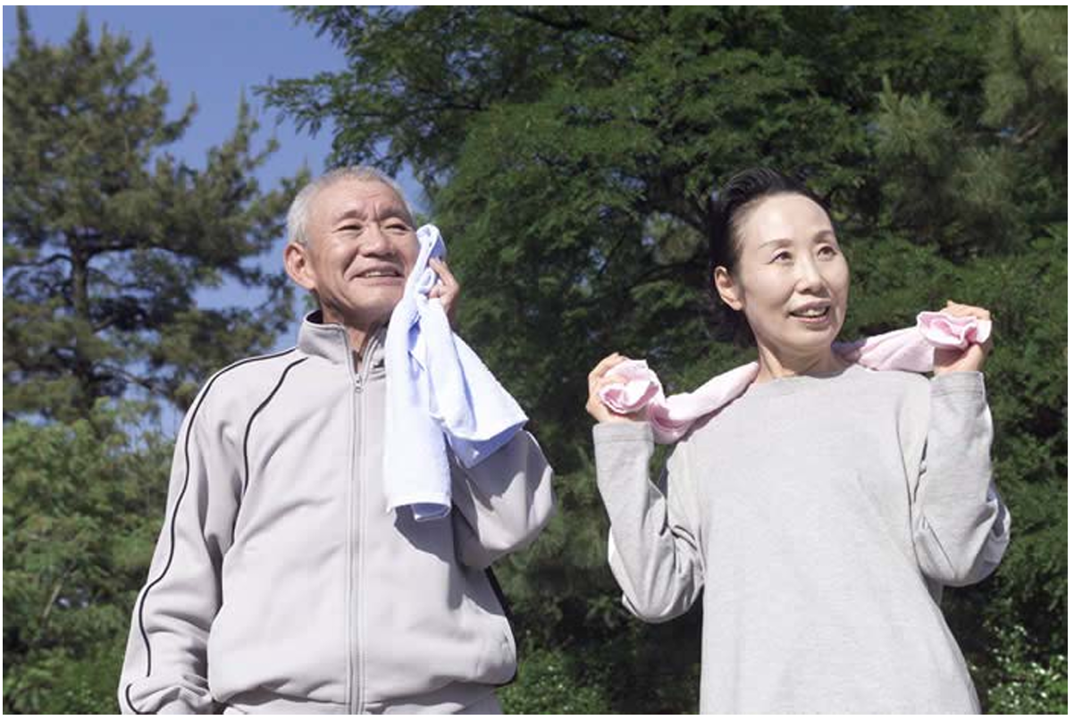 男性と女性がそれぞれ肩にかけたフェイスタオルで汗を拭っている様子