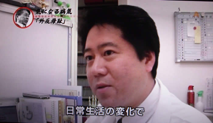 (番組キャプチャ)診察室で話す吉野院長「日常生活の変化で」