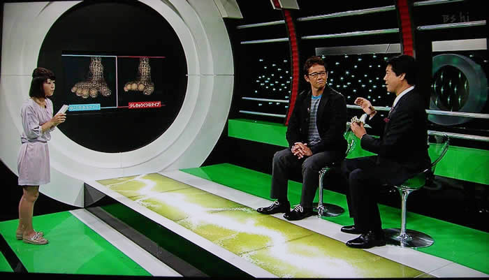 (番組キャプチャ)吉野院長が古田さんと三須さんに説明をしているスタジオの様子
