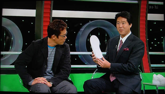 (番組キャプチャ)古田さんの隣で、靴の足底を見せながら説明をする吉野院長