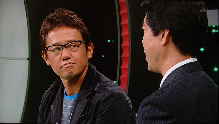 (番組キャプチャ)吉野院長越しに解説を聞く古田さんの様子