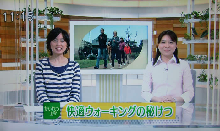 (番組キャプチャ)快適ウォーキングの秘訣と画面下部にテロップ表示。モニターを挟んで、アナウンサーとキャスターが座り、内容を説明