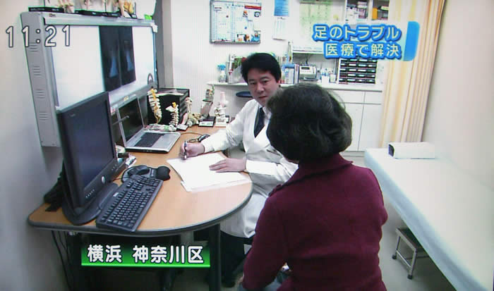 (番組キャプチャ)吉野院長が吉野整形外科内で患者さんの診察をしている様子