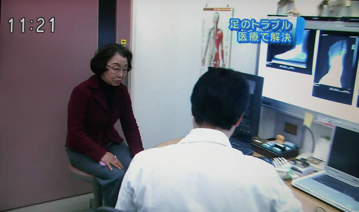 (番組キャプチャ)吉野院長が吉野整形外科内で患者さんに説明している様子