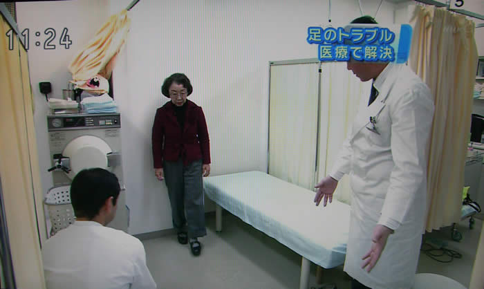 (番組キャプチャ)中敷を入れた靴で診察室内を歩く患者さん