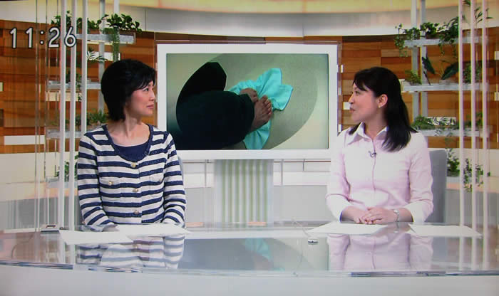 (番組キャプチャ)モニターにタオルを足の親指で寄せる動きが映され、そのモニターを挟んでアナウンサーとキャスターが話している